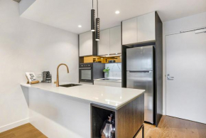 Stay Near Botanic Garden with Gym Sauna & Parking Melbourne